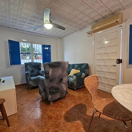 Casita Azul Muy Cerca Del Mar